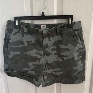 GAP Women's Green Camouflage Cargo Shorts
